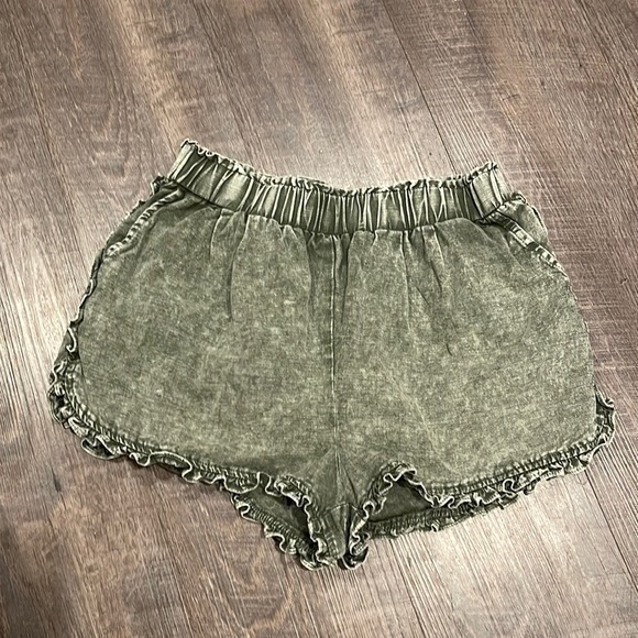 Mustard seed ruffle trim shorts khaki green - Picture 1 of 5